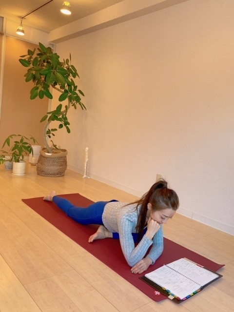 勉強しながらヨガポーズ
