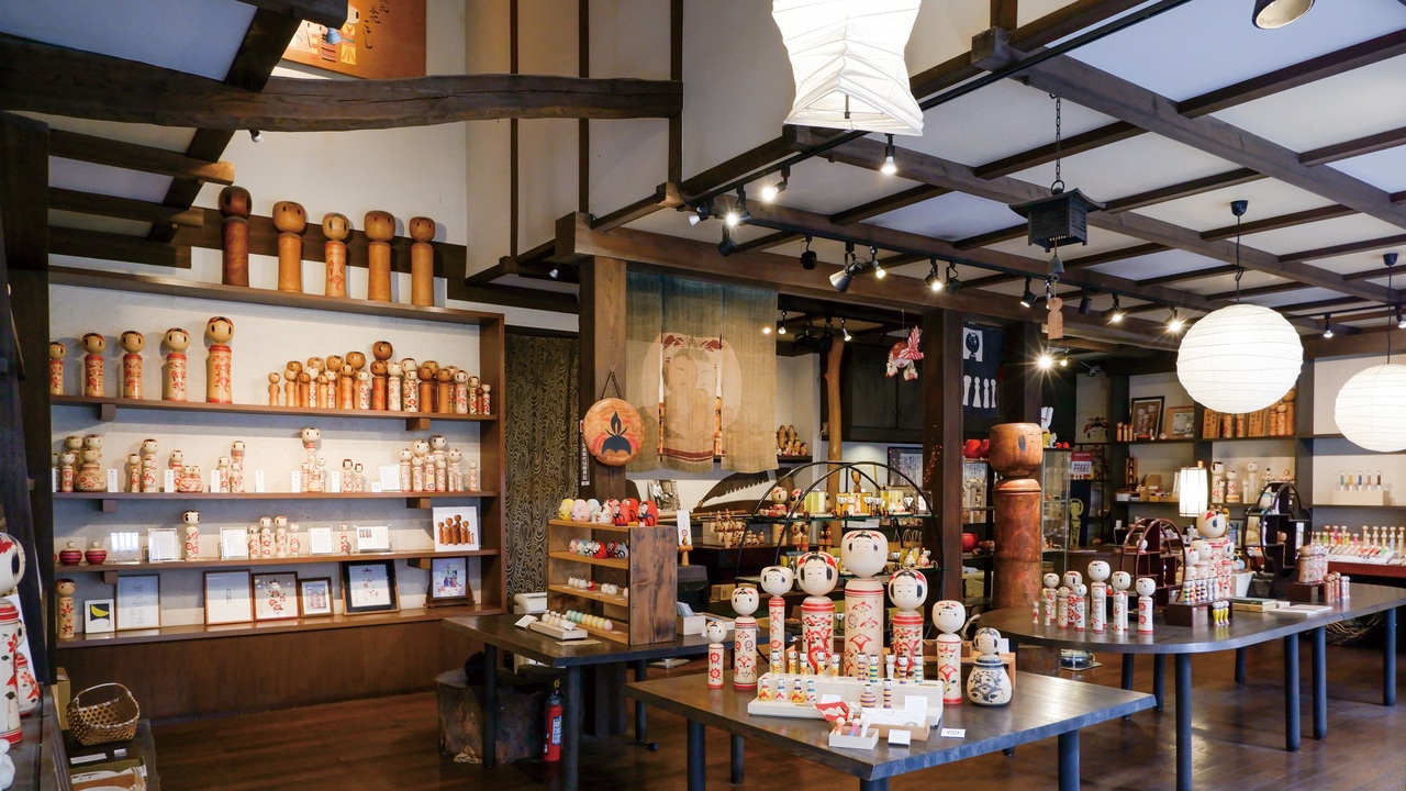 鳴子温泉駅 徒歩3分 ｜ 桜井こけし鳴子本店 ｜ 絵付体験