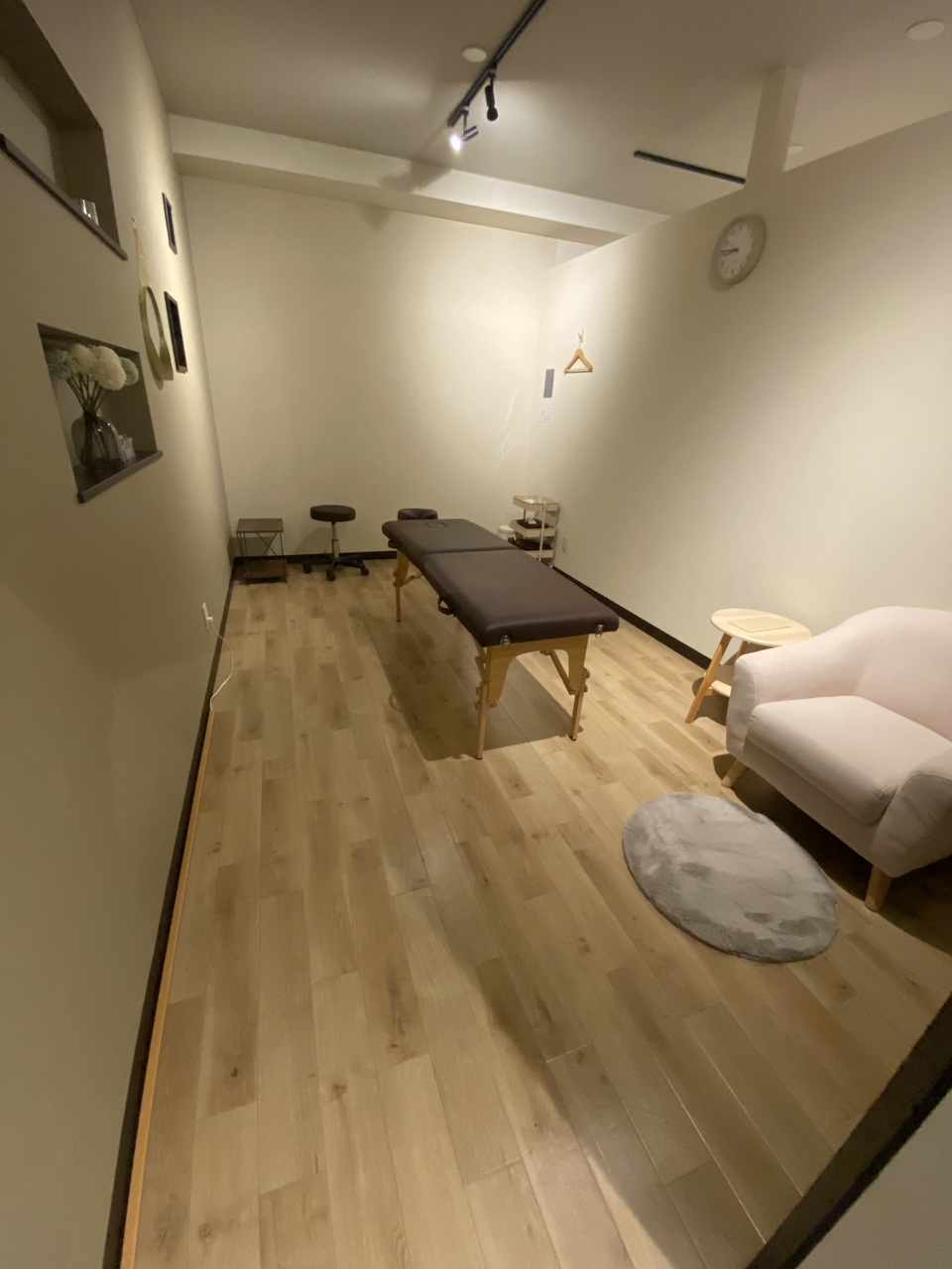 ROOM ② 高さ調節可能ベッド エステやヘッドマッサージ向け