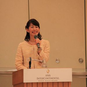 ウェディング司会者　金城真知子