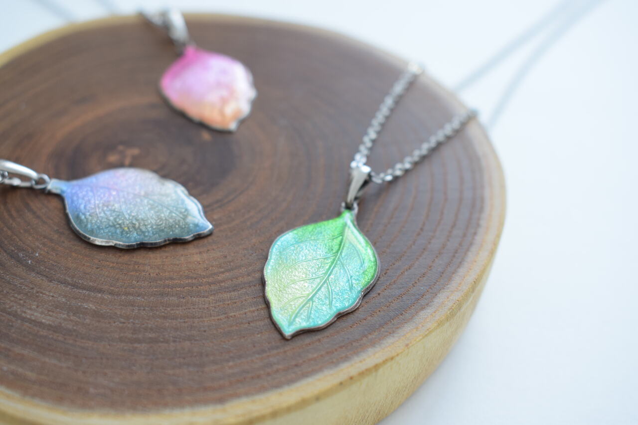 七宝焼でリーフペンダントをつくろう｜3/21(土)【対象:小学生以上(小学3年生以下保護者同伴)】