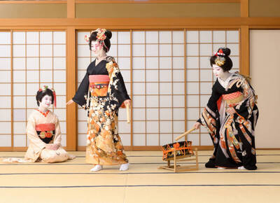 ‘Ozashiki-Asobi' experience with Geisha in Mukojima Kagai