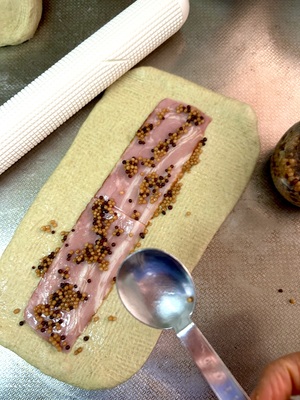 天然酵母🌲松のベーコンエピ｜初心者でも焼けるハード系パンと松粒マスタード作り
