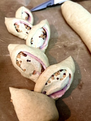 天然酵母🌲松のベーコンエピ｜初心者でも焼けるハード系パンと松粒マスタード作り