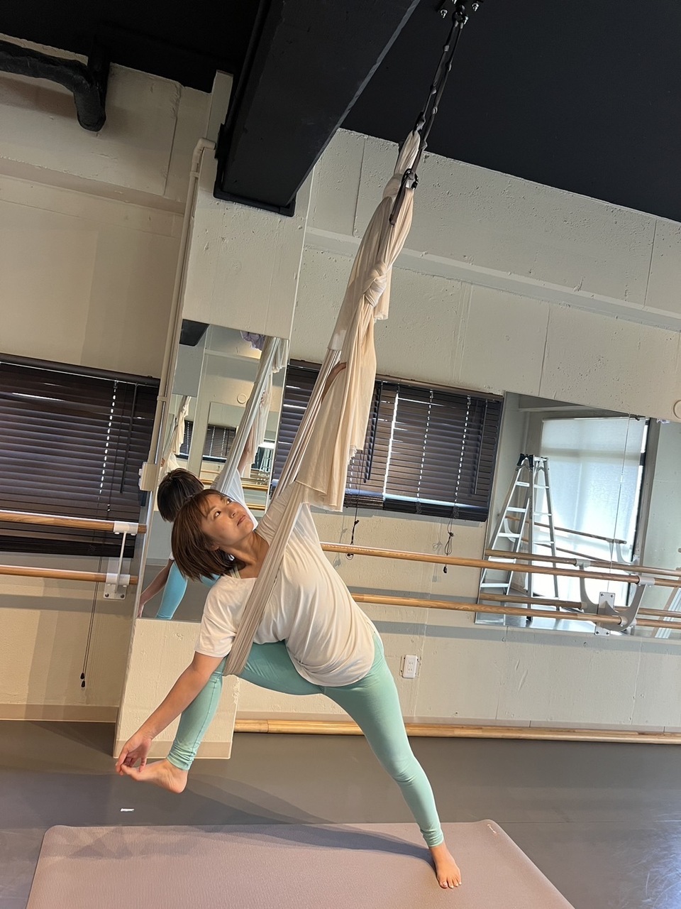 エアリアルストレッチヨガ　ai