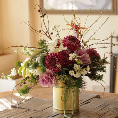 SPECIAL【１月限定　新春アレンジ～黒塗り竹花器に生ける～】竹を使った和モダンなアレンジメント