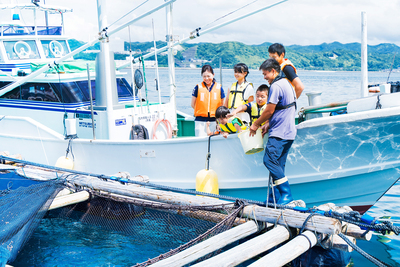 漁業体験-養殖マグロ餌やり-紀州梅まだい餌やり(串本町)_和歌山プログラム_ポケマルおやこ地方留学2025夏