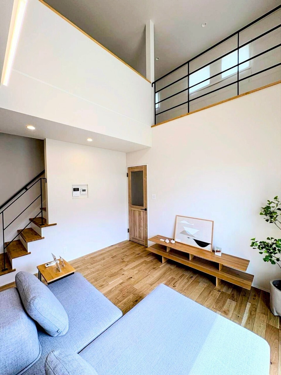 日差しと木目が交差するシンプルハウス