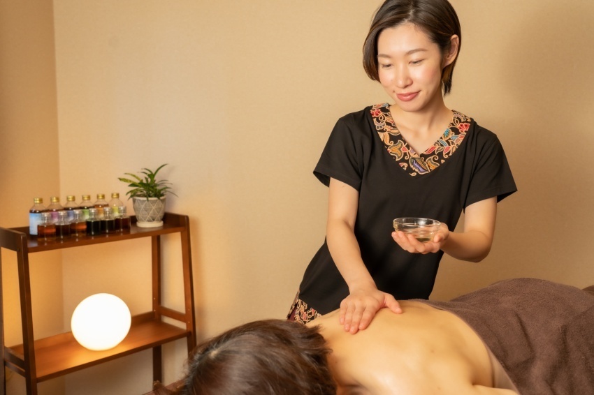 古代インドより伝わる伝統的なオイルマッサージ『アヴィヤンガ』