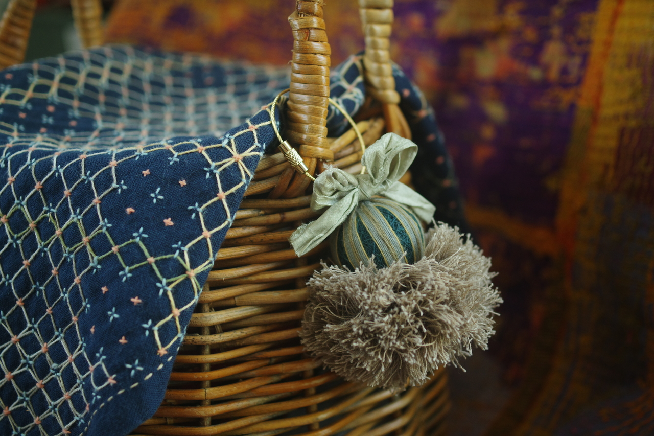 手まりとふわふわタッセルのバッグチャーム