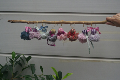 手まりとふわふわタッセルのバッグチャーム