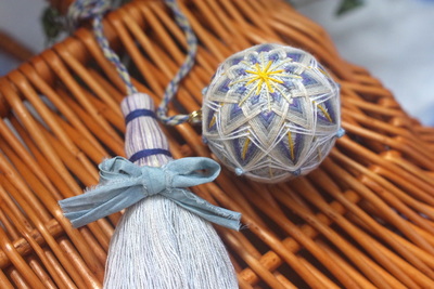 手まりとふわふわタッセルのバッグチャーム