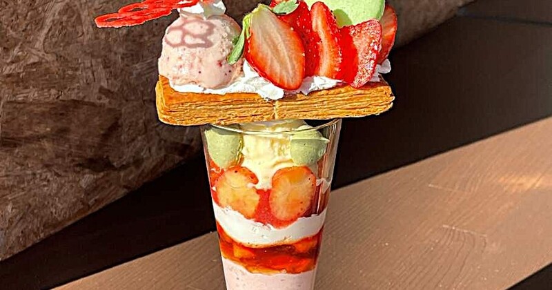 いちごパフェ】 農園朝採れの完熟いちごを使用