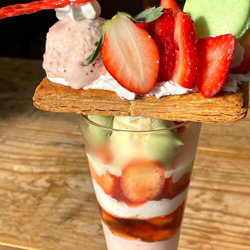 いちごパフェ】 農園朝採れの完熟いちごを使用