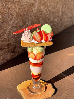 【いちごパフェ】　農園朝採れの完熟いちごを使用 