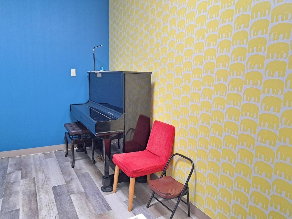 【北園校】1階第2レッスン室（アップライトピアノ）