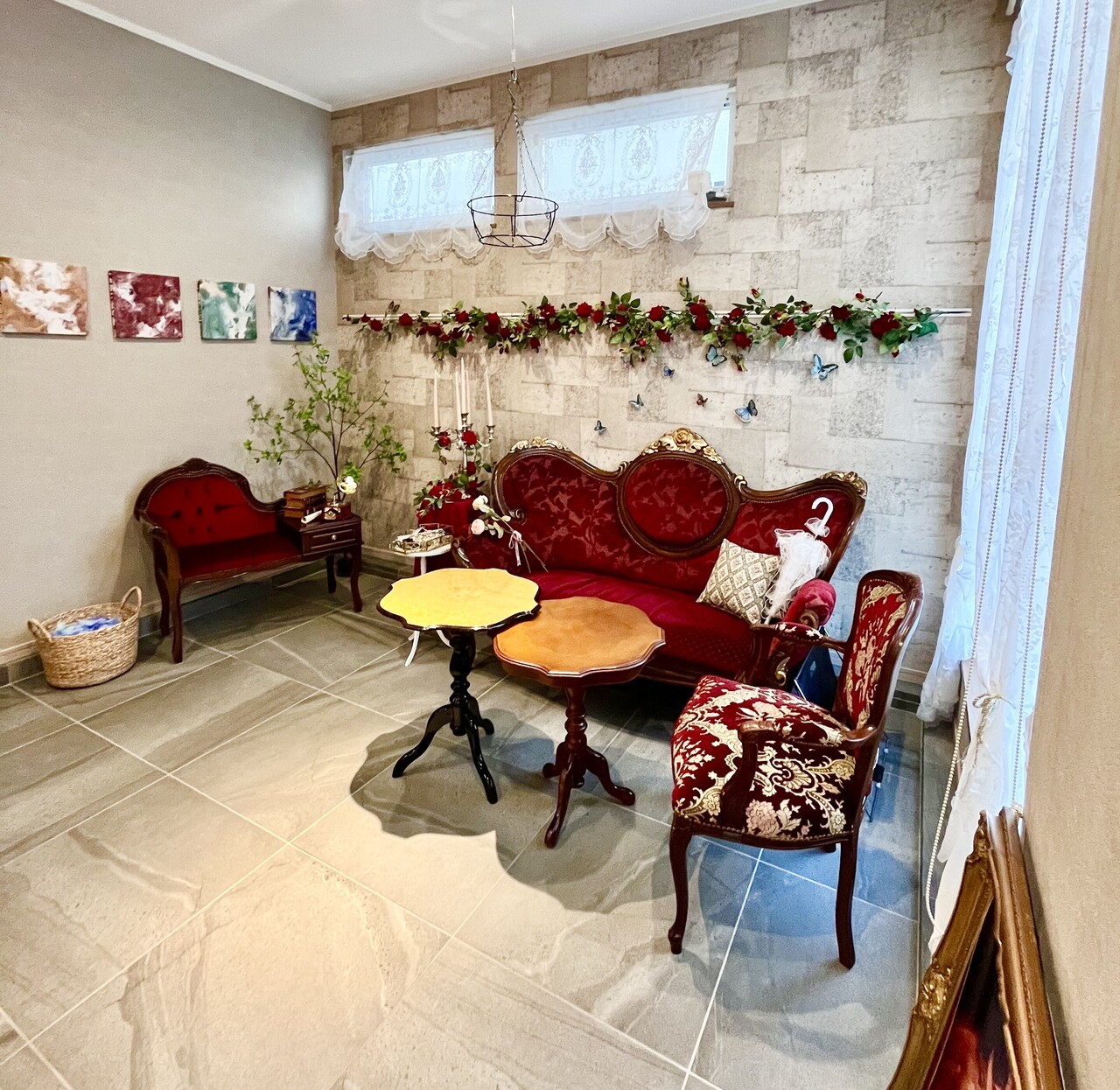 赤いソファ席（Red Sofa Seat）