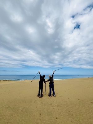 【鳥取砂丘で新感覚アクティビティー】ガイドと一緒にスノーシューで砂n歩（おさんぽ）