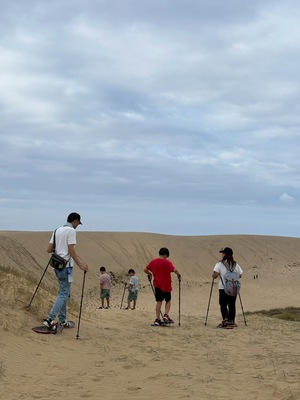 【鳥取砂丘で新感覚アクティビティー】ガイドと一緒にスノーシューで砂n歩（おさんぽ）