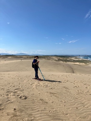 【鳥取砂丘で新感覚アクティビティー】ガイドと一緒にスノーシューで砂n歩（おさんぽ）
