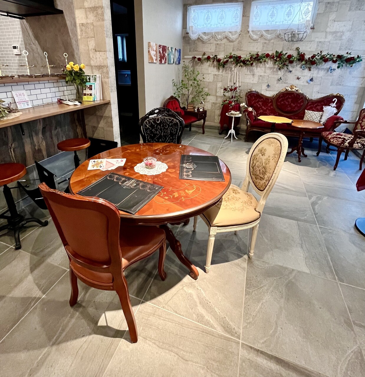 大きな丸テーブル席（Large Round Table）