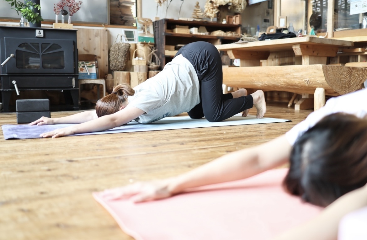 肩こり改善ROLL YOGA