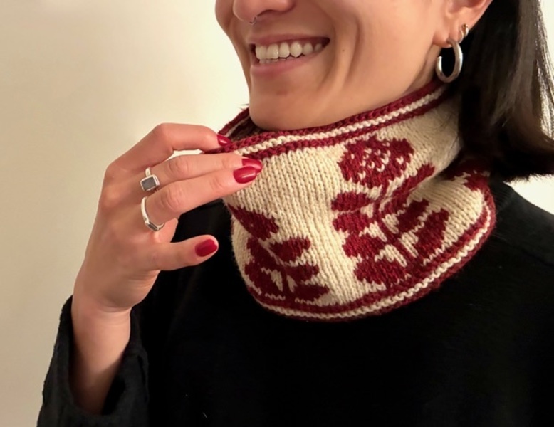 ハヤシ千晶「ラダーバックジャガードで編むお花のカウル」