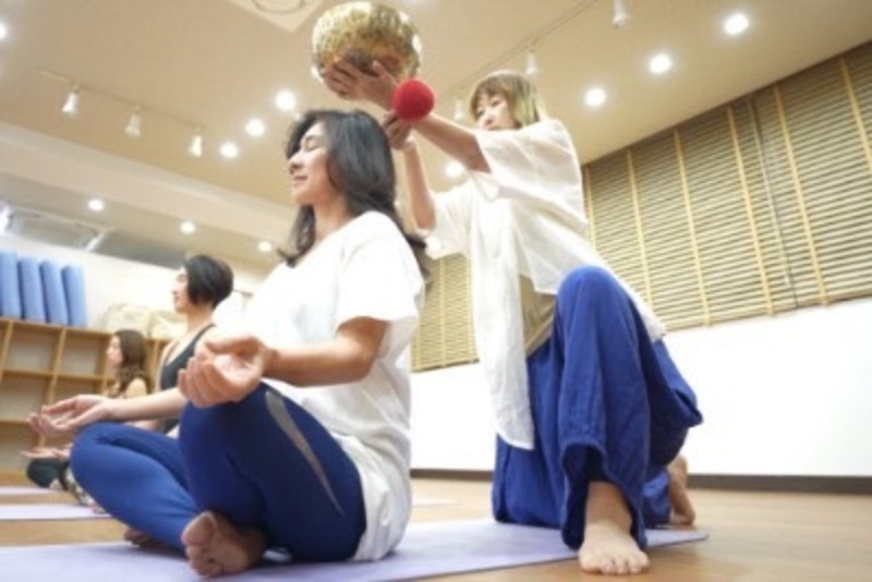 座って楽しむシンギングボウル体験 (無料)~MAKOTOヨガフェスタ~