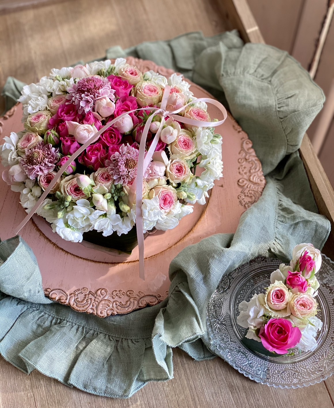 ekubochan様♡メイン装花＆ケーキ装花 米寿のお祝いにご注文いただきました✨✨✨ メインカラーは