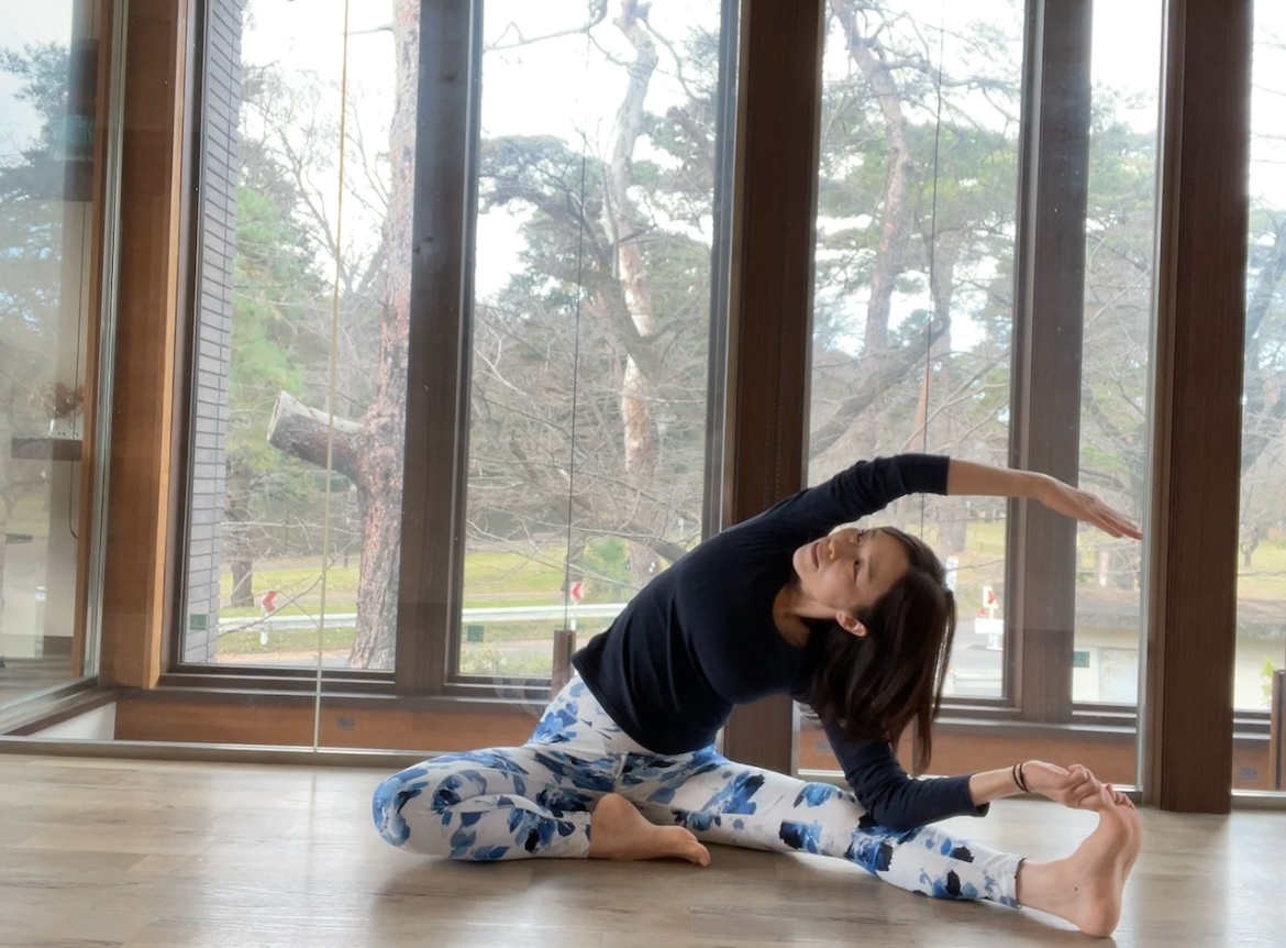 ベーシックヨガレッスン(基本のハタヨガクラス60分)