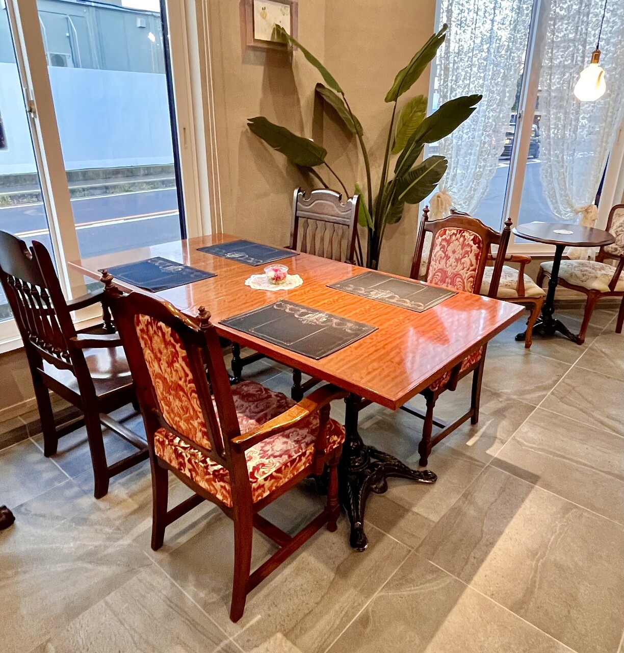 四角いテーブル席（Square Table）