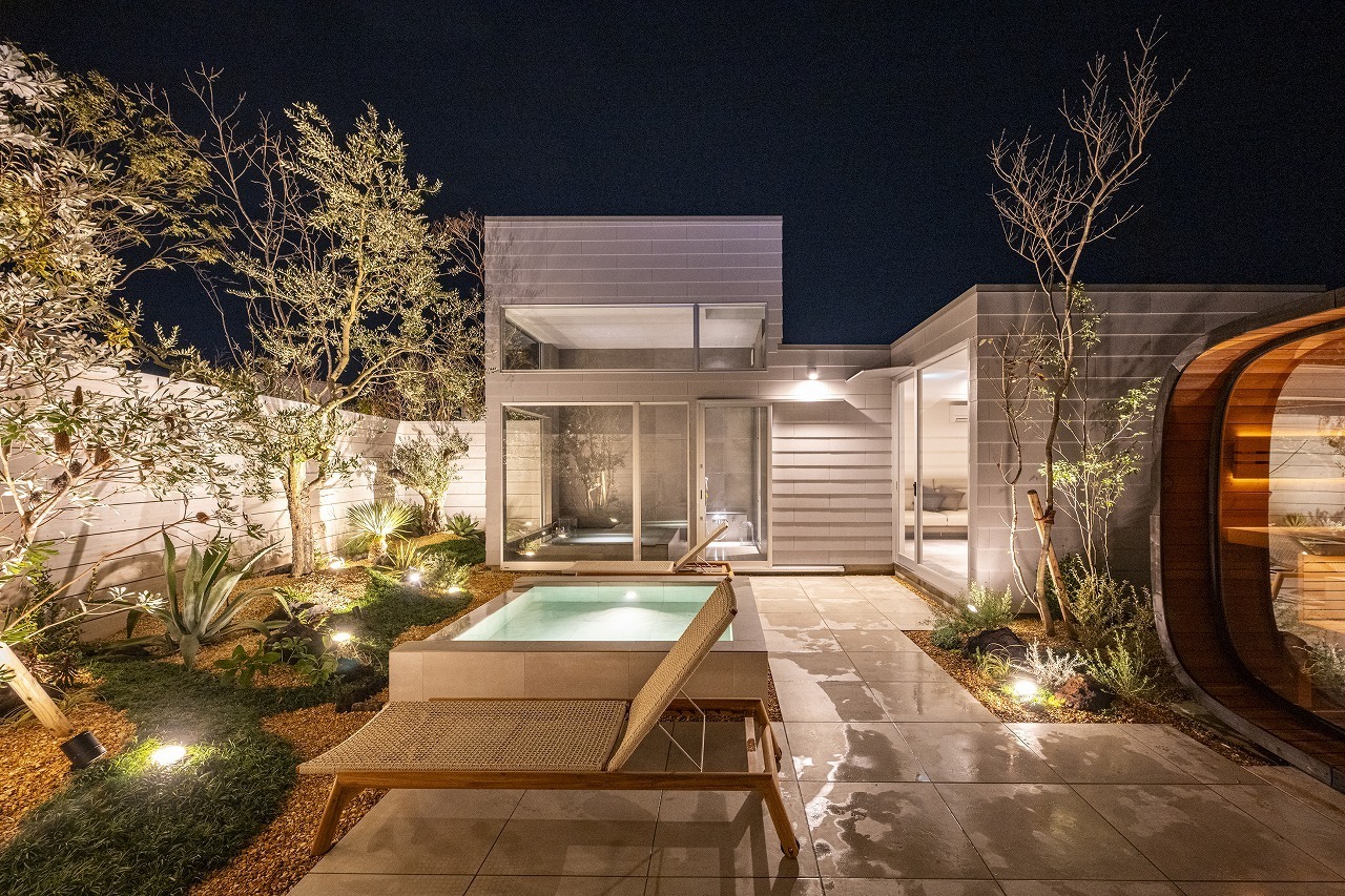 13.モノクロームノーブル 白磁(hakuji) 天然温泉＆サウナ付 3名 120分