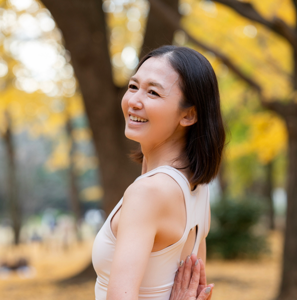 <group> Hirono： やさしく目覚めるモーニングヨガ