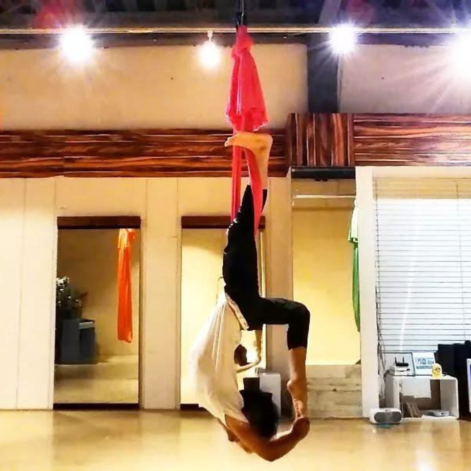 エアリアルヨガ★〜★★海野真琴