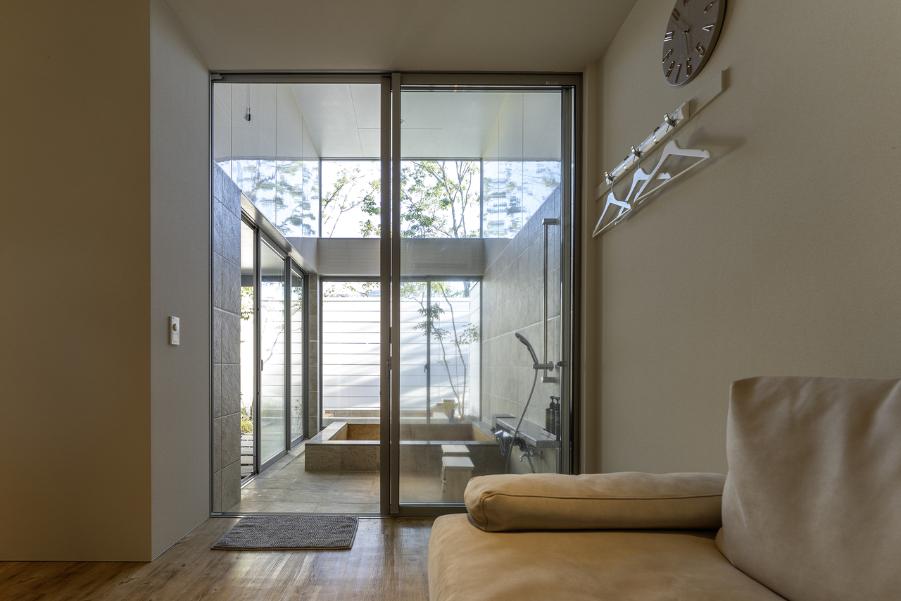 2.木漏れ日リフレクション　砂(suna)　天然温泉＆露天風呂付　3名　60分　3,800円