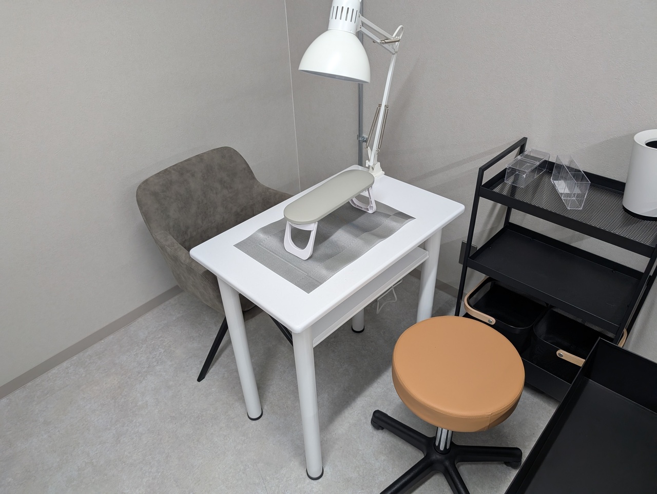 ネイルテーブル予約（ライトブラウン椅子）