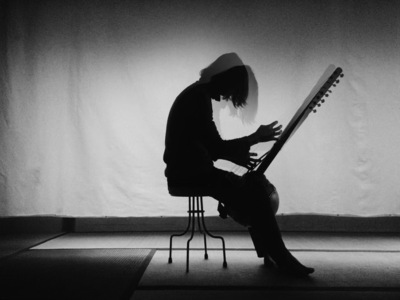 【ミニライブ】鈴木健太 × 高良真剣（from 山二つ）「しらいしののこ 個展 at ART GALLERY」