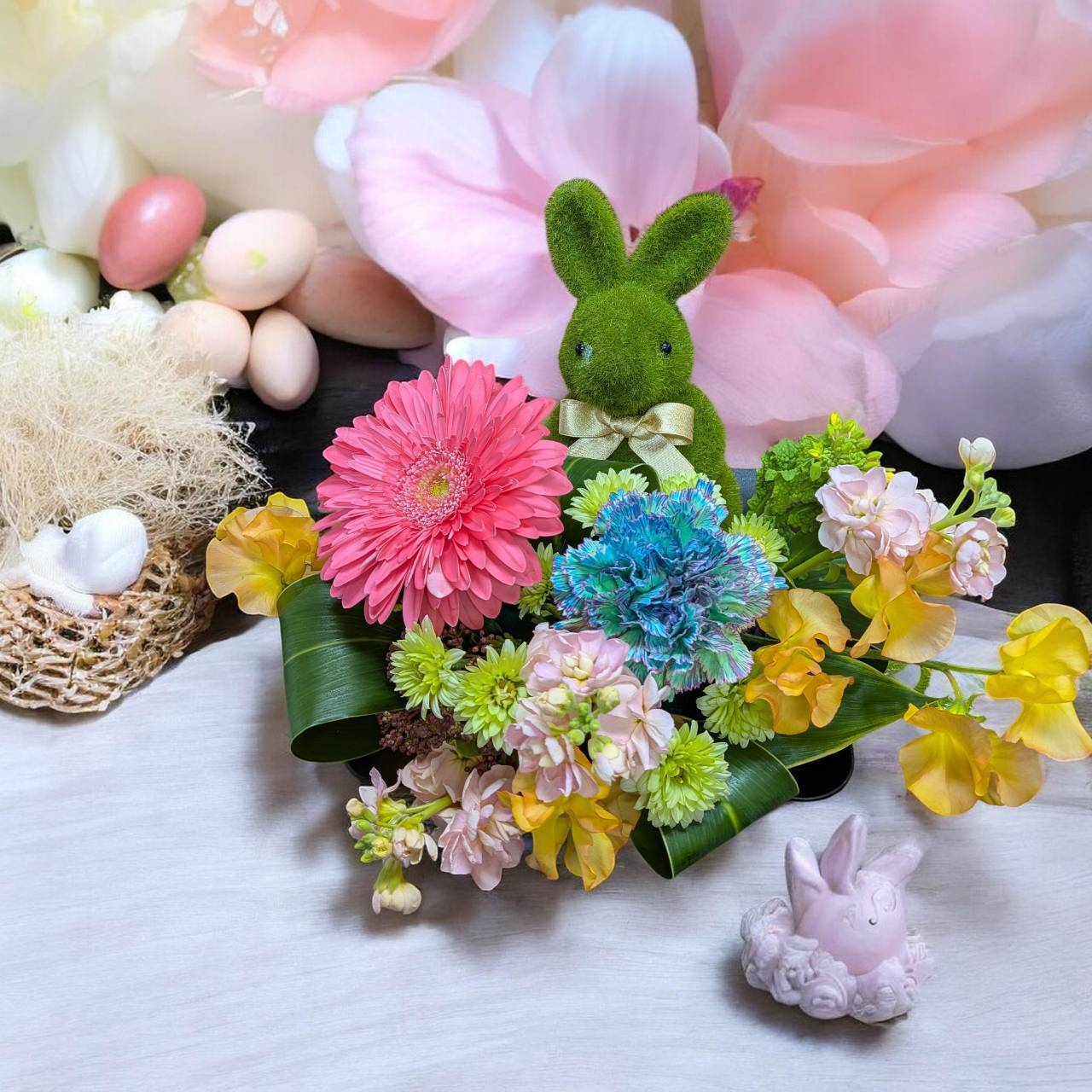 うさぎのオブジェ付き イースターアレンジ