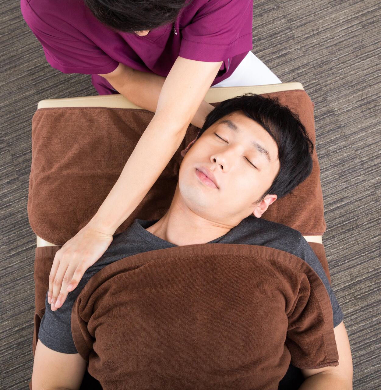 こちらからメニューを選択しご予約して下さい。