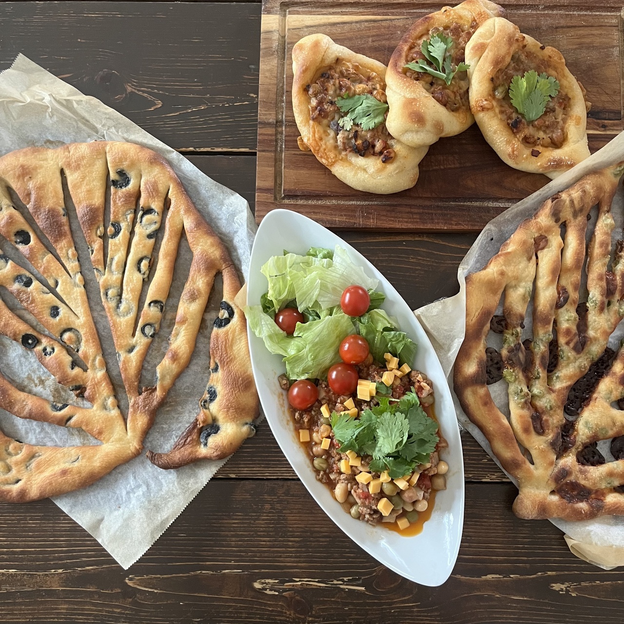 ブドウ酵母で 大きなフーガス&自家製麹ハリッサチリコンカンの惣菜パン、講師の気まぐれ発酵ブランチ