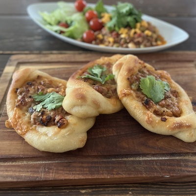 ブドウ酵母で 大きなフーガス＆自家製麹ハリッサチリコンカンの惣菜パン、講師の気まぐれ発酵ブランチ