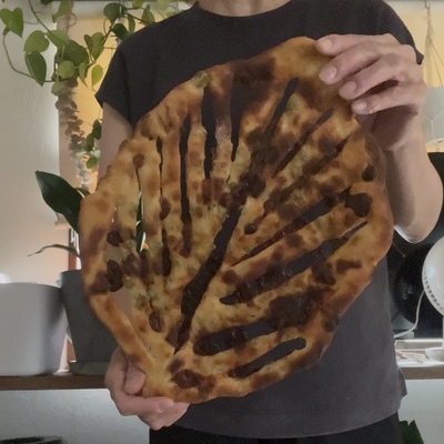 ブドウ酵母で 大きなフーガス＆自家製麹ハリッサチリコンカンの惣菜パン、講師の気まぐれ発酵ブランチ