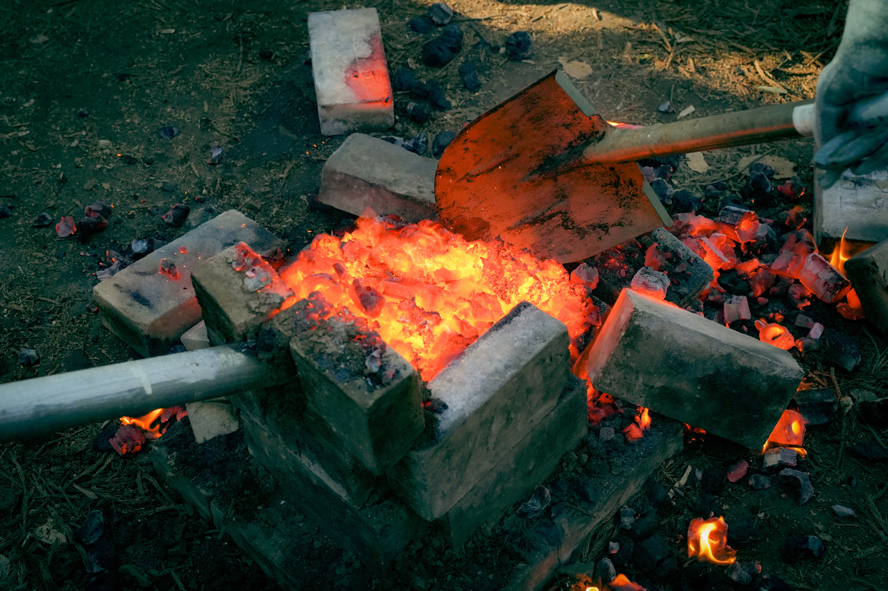 【12/21】こども学部・逗子村や　砂鉄を集めてタタラで製鉄しよう（後編）｜保護者も参加OK