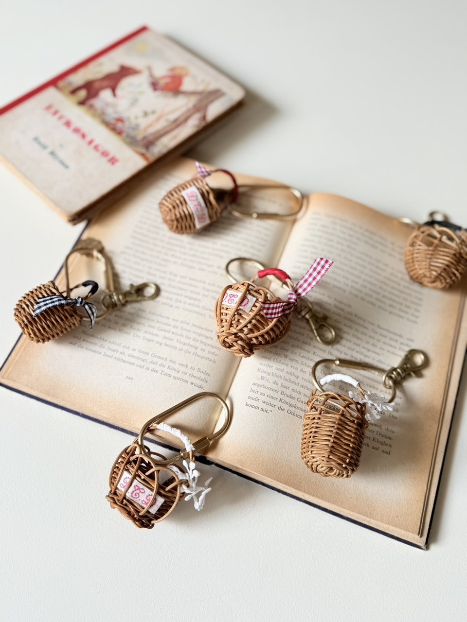 11/3(月・祝) 東京蚤の市・手紙舎雑貨店開催／堀川波・籐編みミニチュアバスケットキーホルダー ワークショップ