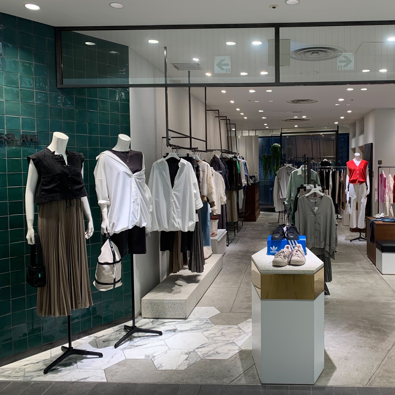 DRESSLAVE梅田エスト店　予約ページ