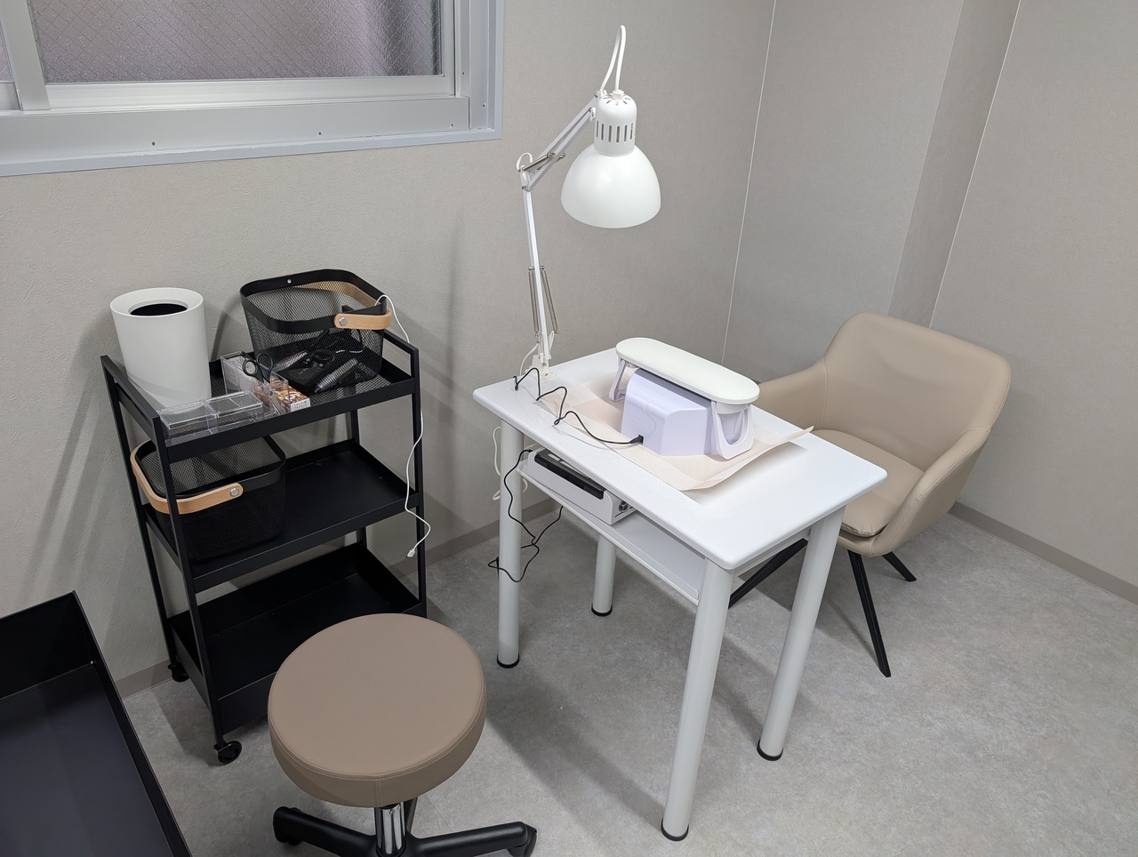 ネイルテーブル予約（グレー椅子）