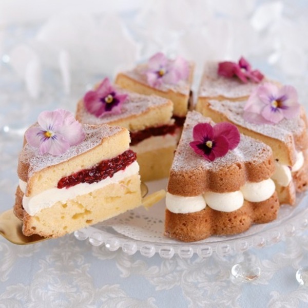 《錢屋塾》パティシエに学ぶフランス菓子講座『ヴィクトリアケーキ２種～ルバーブ&ラズベリー・ラムレーズン～』