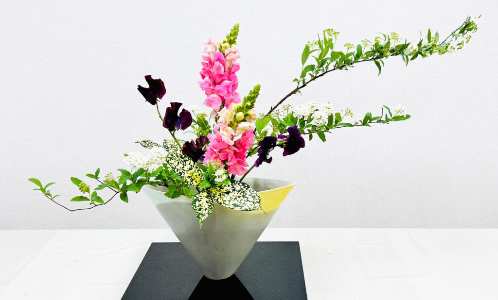  12ヵ月の和花をいける(コデマリのいけばな)