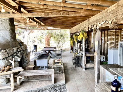 ①屋外屋根付きBBQ場(暖炉+ﾋﾟｻﾞ窯付き)