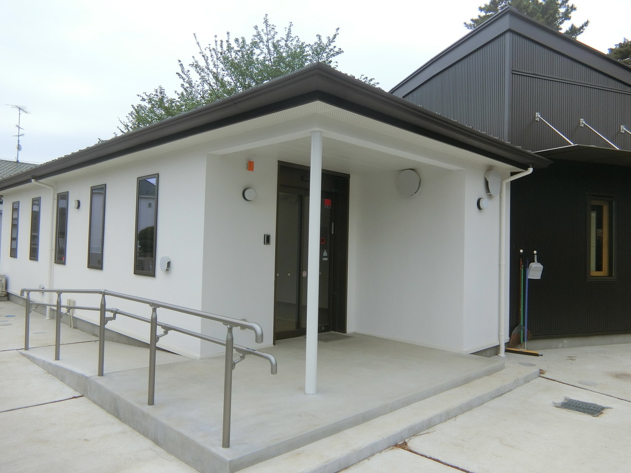 たまごルーム【12月】　「サンタのカスタネットを作ろう！」